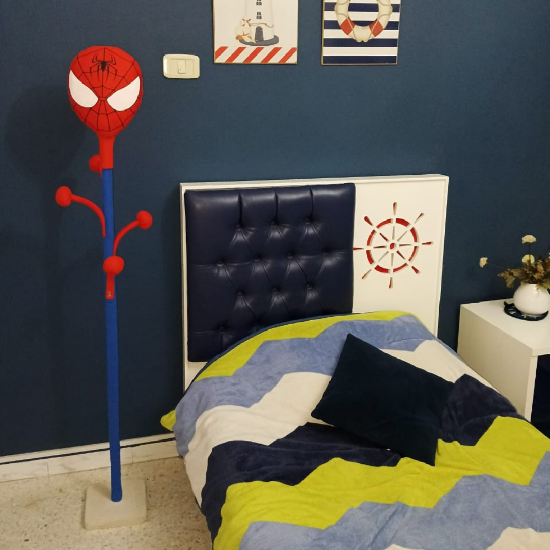 Porte-manteau enfant “Spidey” – Design ludique et sécurisé